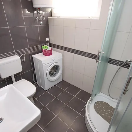 Larus Apartment *