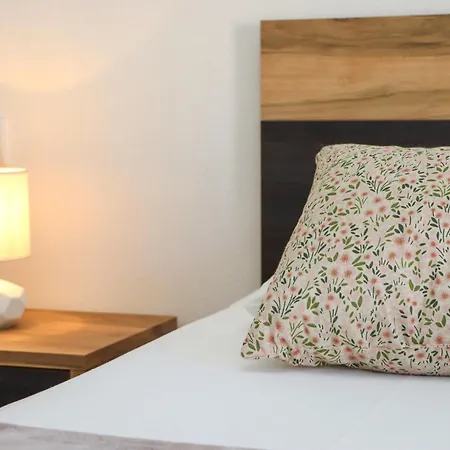 Larus Apartment *